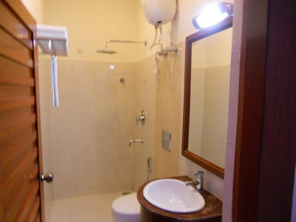 Готель Prayag Aristro Club Колката Номер фото